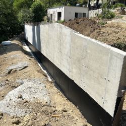Mur de soutènement coulé et décoffré