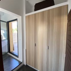 Couloir d'accès intégrant des rangements