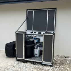 Détail local technique ouvert en stratifié compact