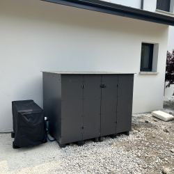 Détail local technique fermé en stratifié compact