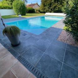 Grilles caniveaux + margelles + carrelage assortis