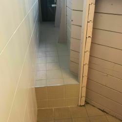 Carrelage antidérapant pour piscine collective